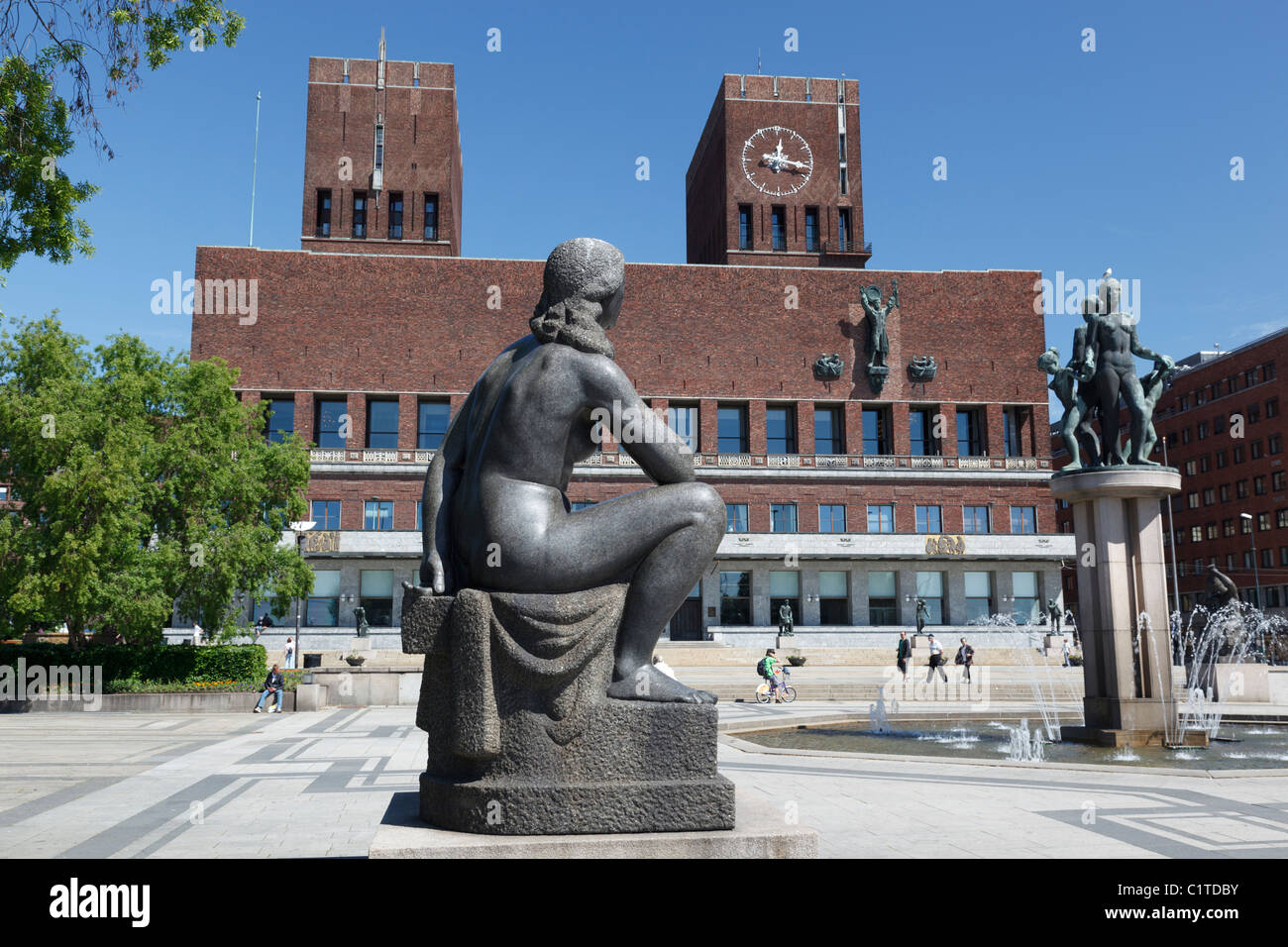City hall statues oslo hi-res stock photography and images - Alamy