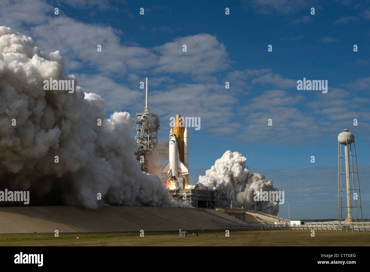 Space Shuttle Atlantis lifts off from its launch pad at Kennedy Space ...