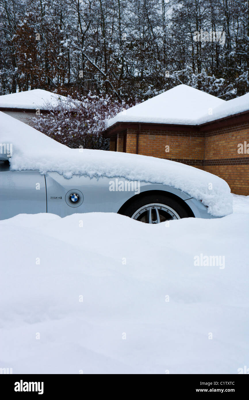 Bmw in snow hi-res stock photography and images - Alamy