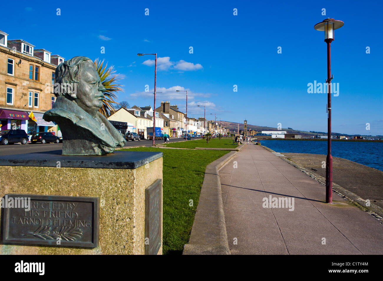 THE TOWN OF HELENSBURGH ON THE CLYDE WITH A BLURRED BUST OF ITS MOST FAMOUS CITIZEN JOHN LOGIE BAIRD IN THE FOREGROUND Stock Photo