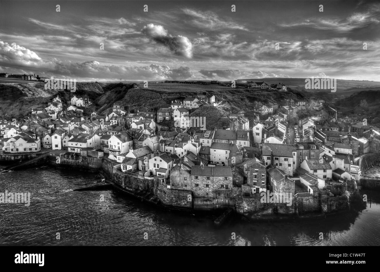 WHITBY STAITHES YORKSHIRE ENGLAND OLD BW BLACK FRAMED ART PRINT PICTURE B12X1379