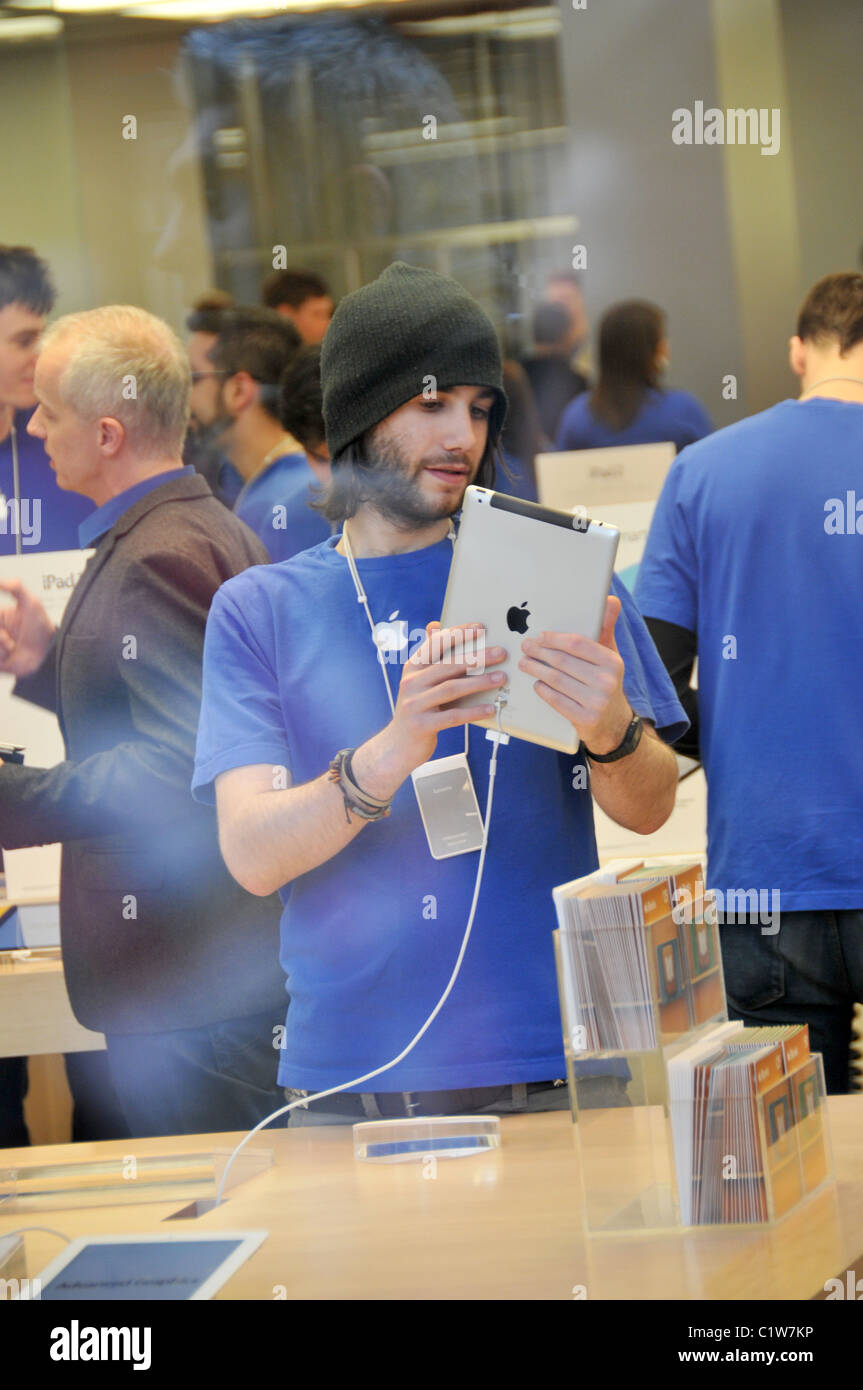 iPad 2 launch regent street Apple Store queue Apple Mac apps Stock Photo