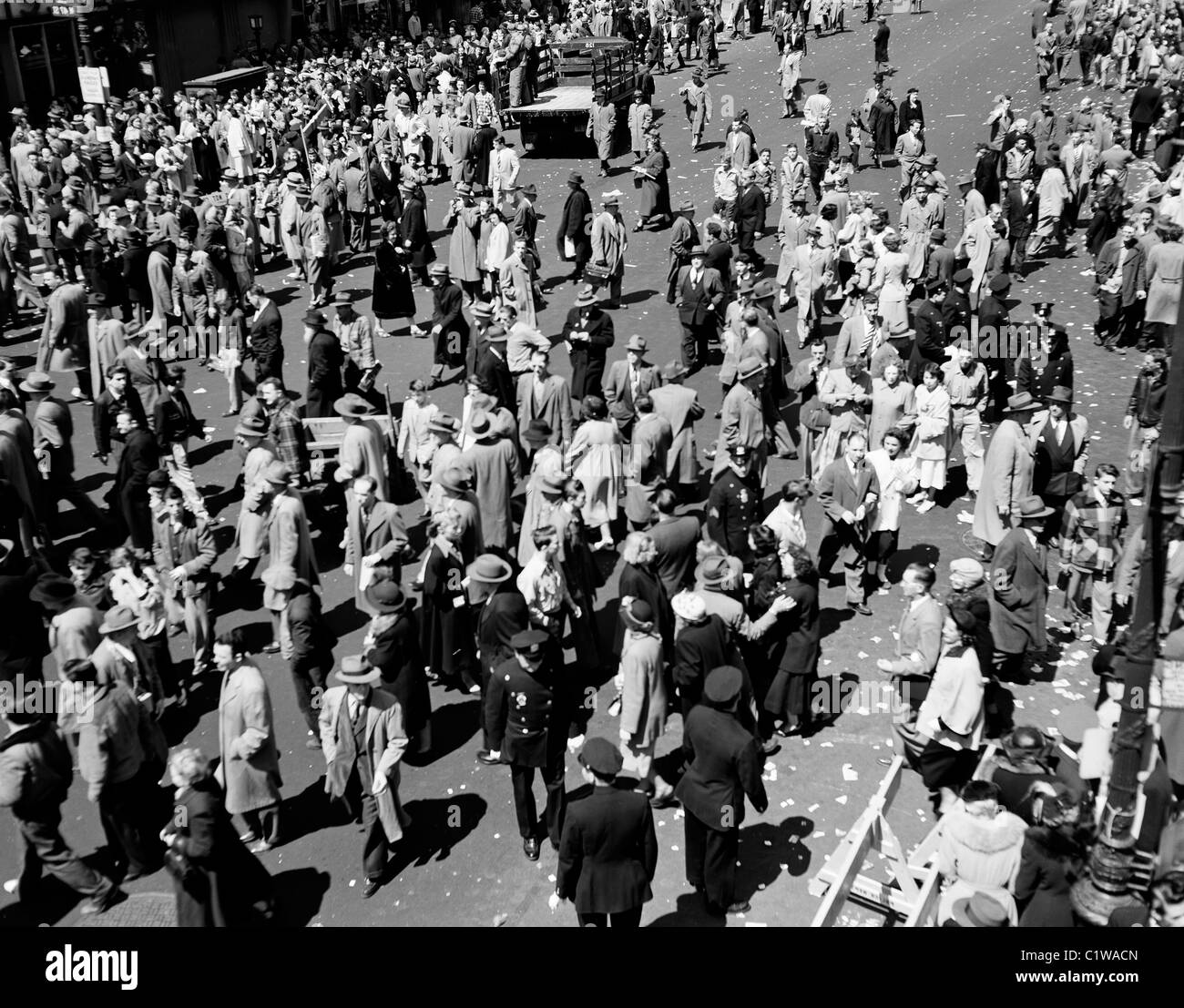 USA, New York City, Spectators during General Douglas MacArthur parade in April 1951 Stock Photo
