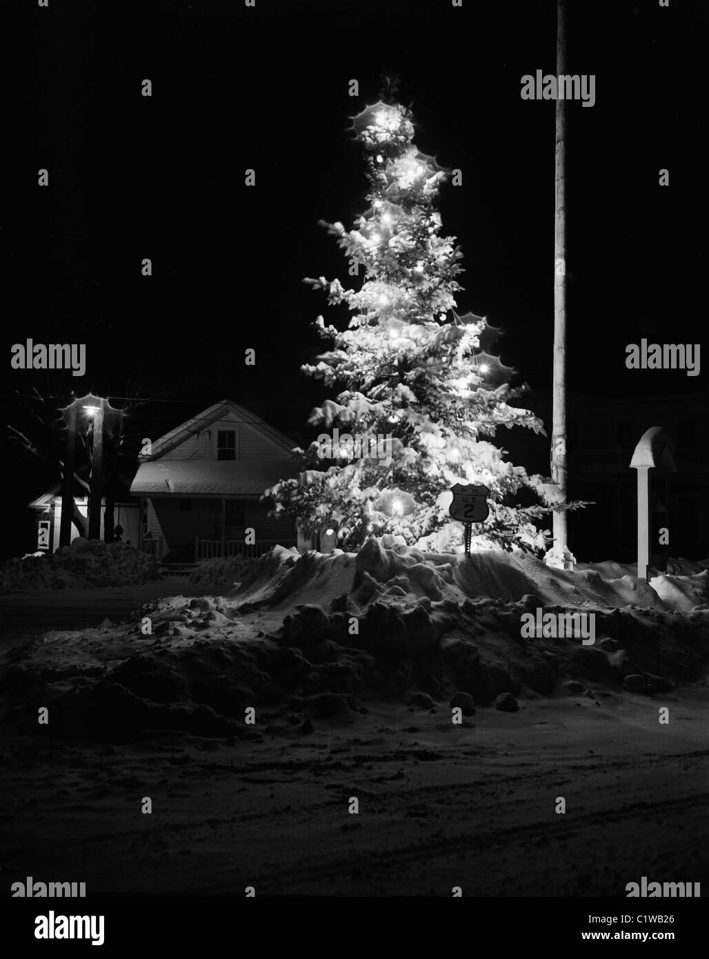 USA, New Hampshire, Jefferson, Christmas tree at night Stock Photo Alamy