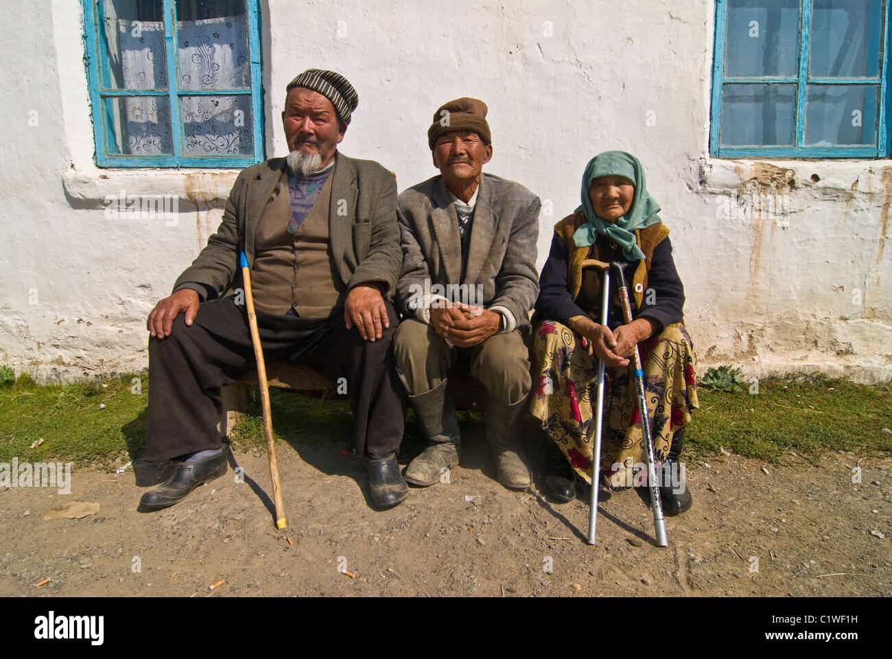 Kyrgyzstan, Torugart Pass, Naryn Province, Seniors sitting in front of house Stock Photo