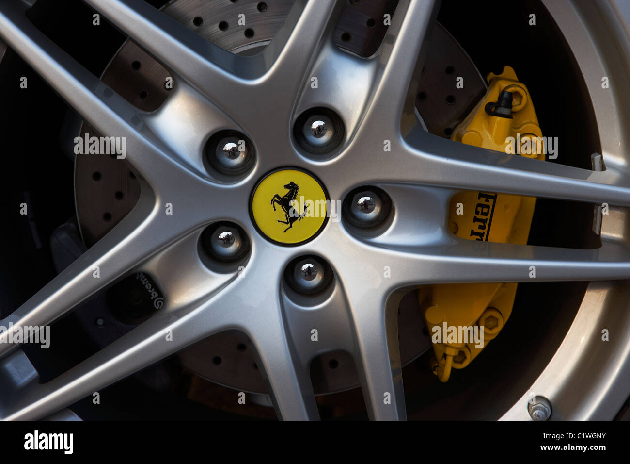 FERRARI F430 BADGE ON WHEEL CLOSE UP BRAKE DISC CALIPER Stock Photo