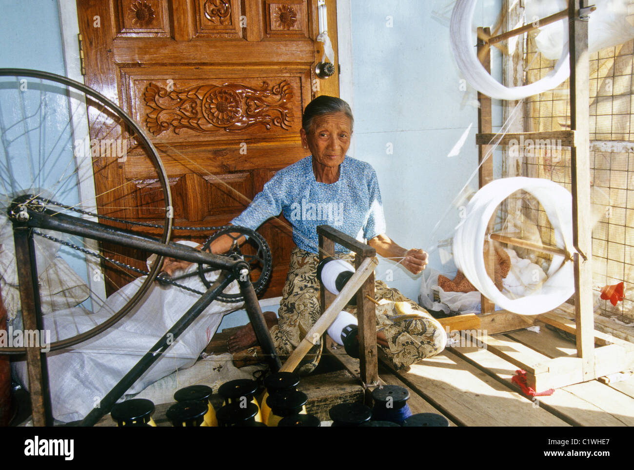 Old woman spinning silk, Ywama, Inle Lake, Myanmar (Burma) Stock Photo