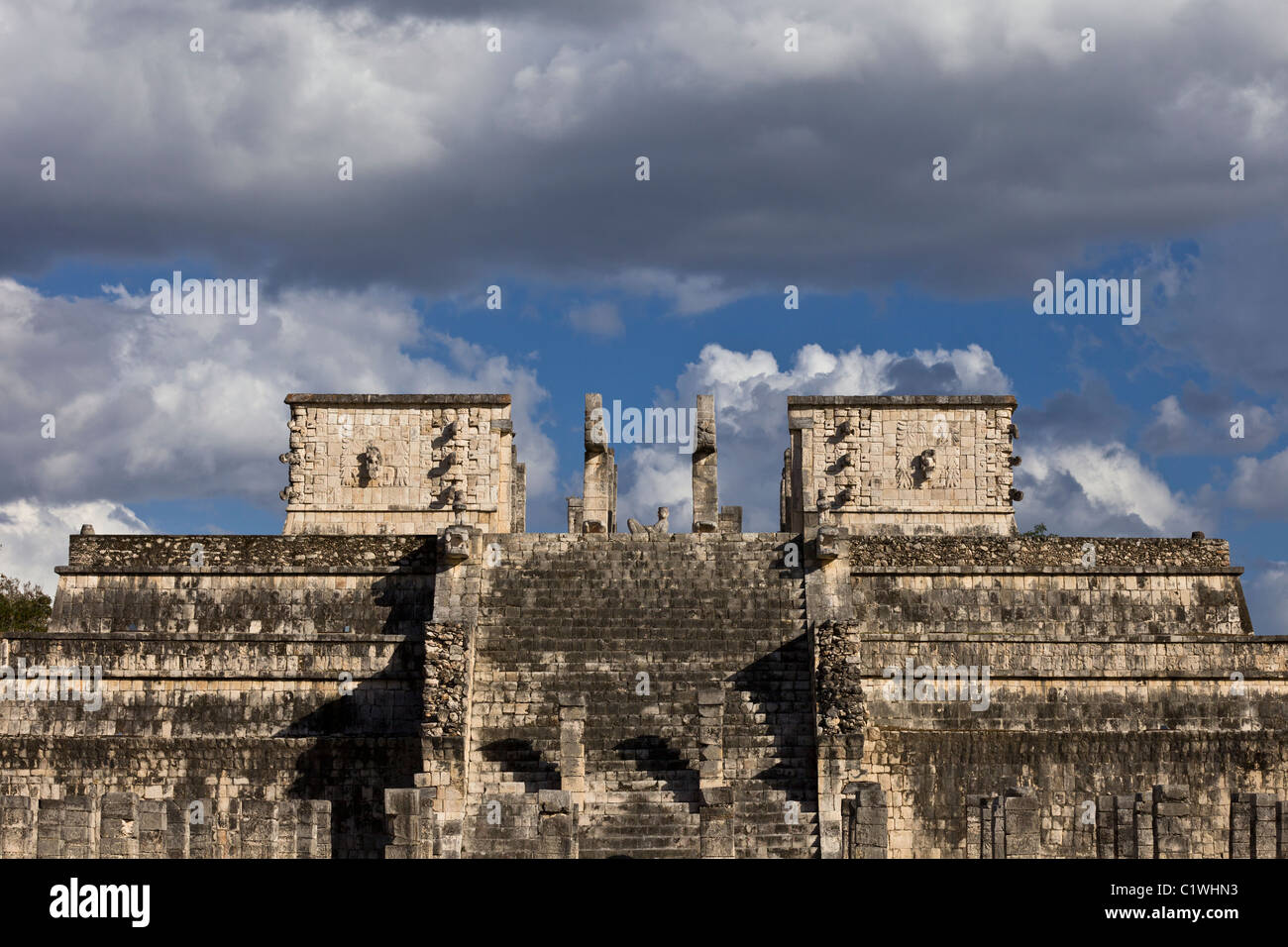 Templo de los Guerreros (Temple of the Warriors) in Chichen Itza ...