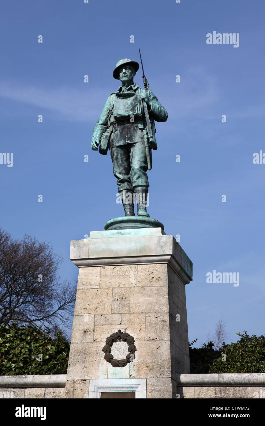 Statue of a Soldier in Evesham Gardens Worcestershire England UK World War One World War Two Stock Photo