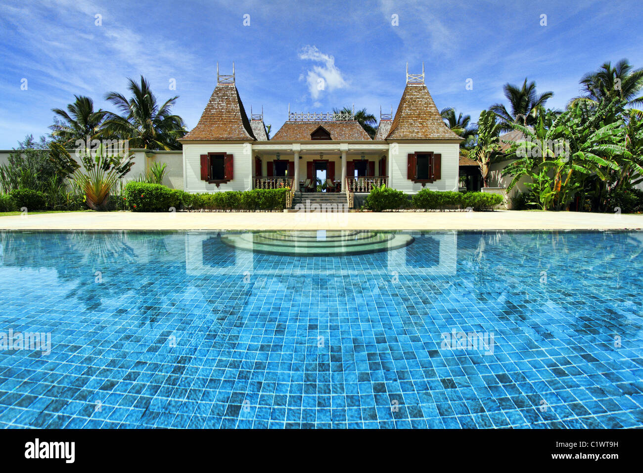 colonial house with swimming pool Stock Photo Alamy