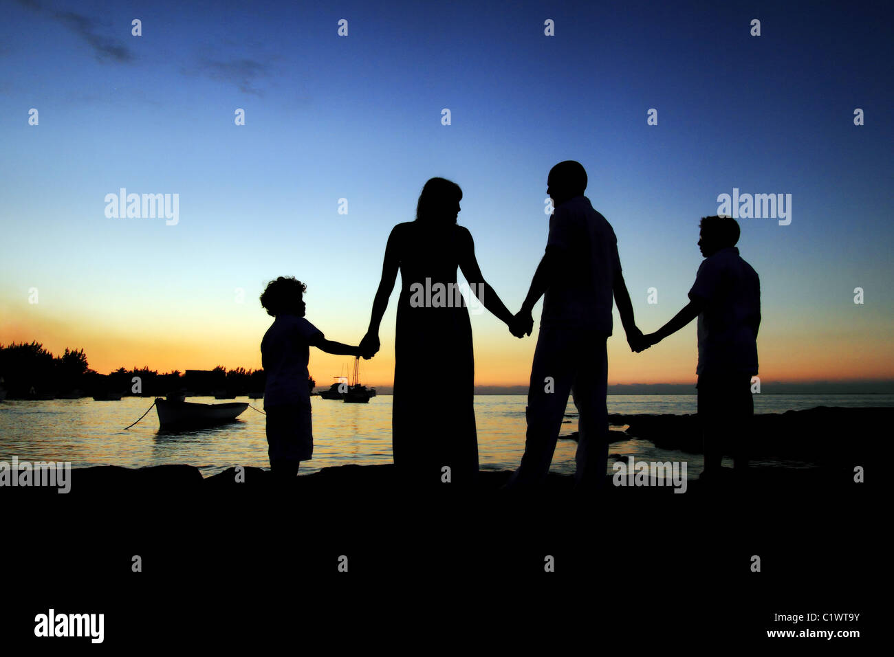 Family sunset mum dad children hi-res stock photography and images - Alamy