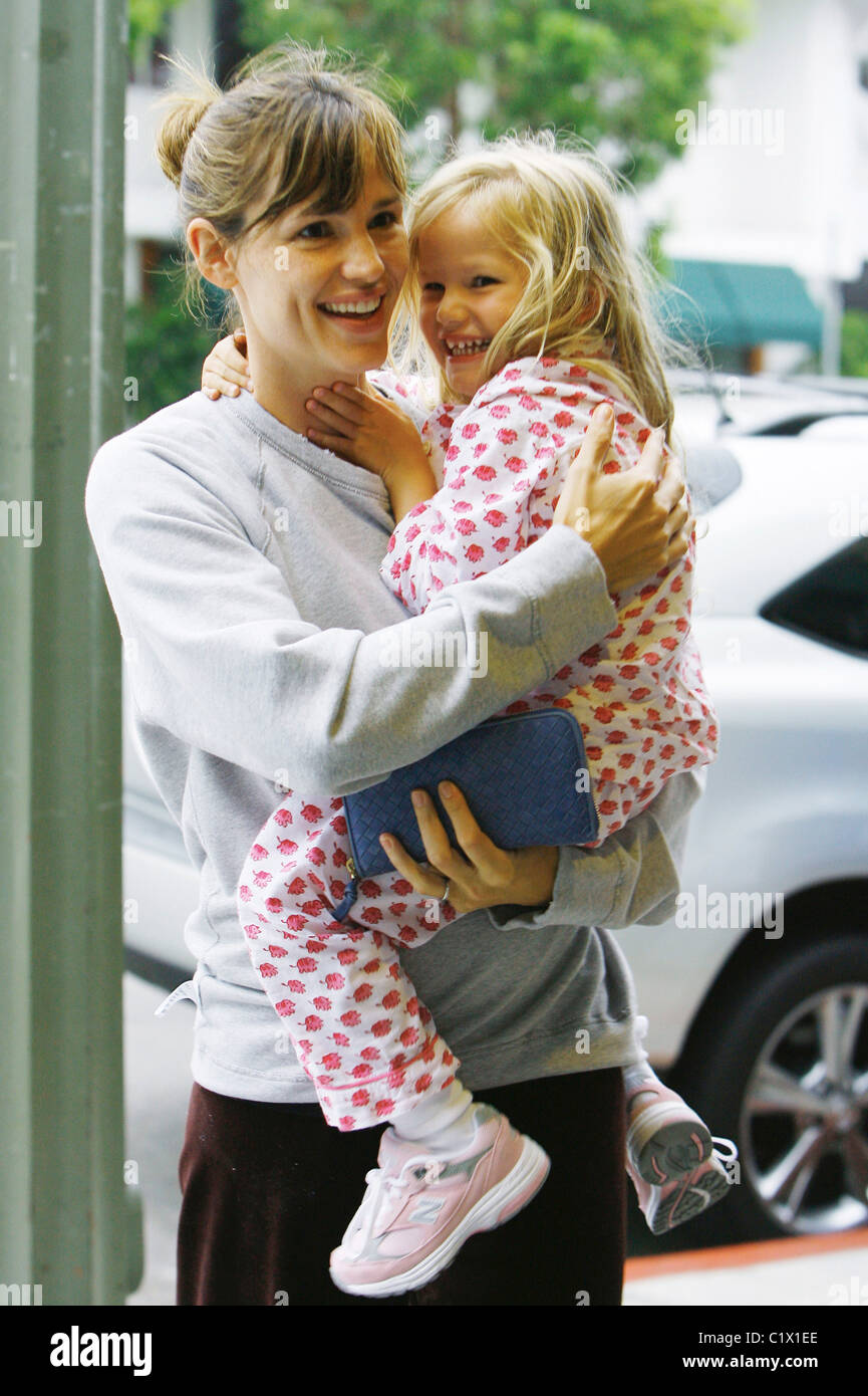 Jennifer Garner goes to Starbucks with her daughter Violet Los Angeles