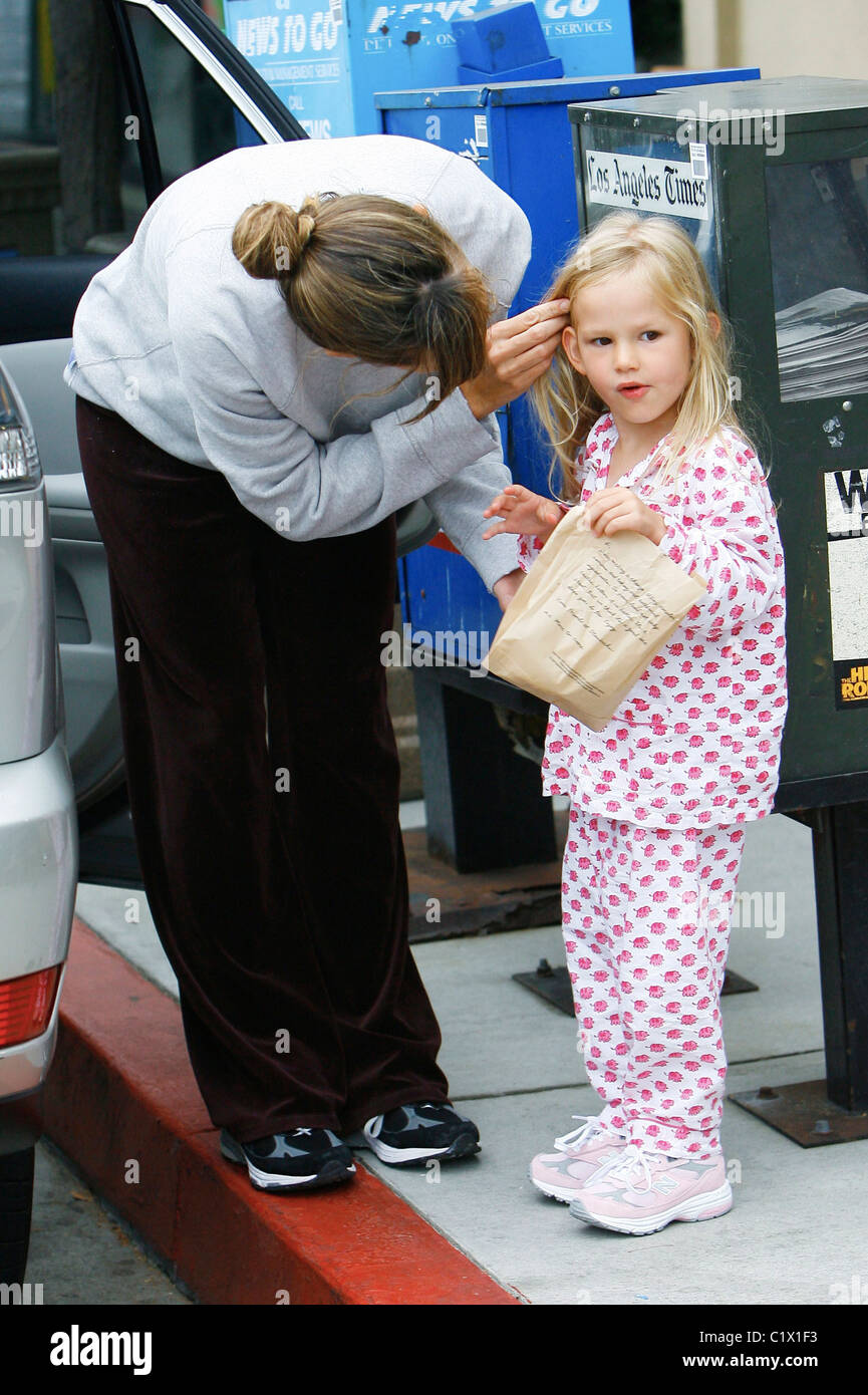 Jennifer Garner goes to Starbucks with her daughter Violet Los Angeles