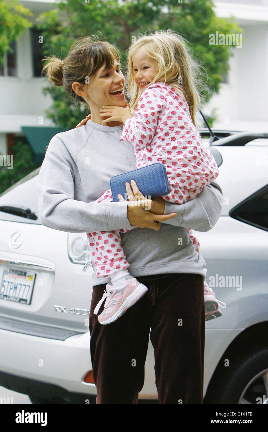 Jennifer Garner goes to Starbucks with her daughter Violet Los Angeles