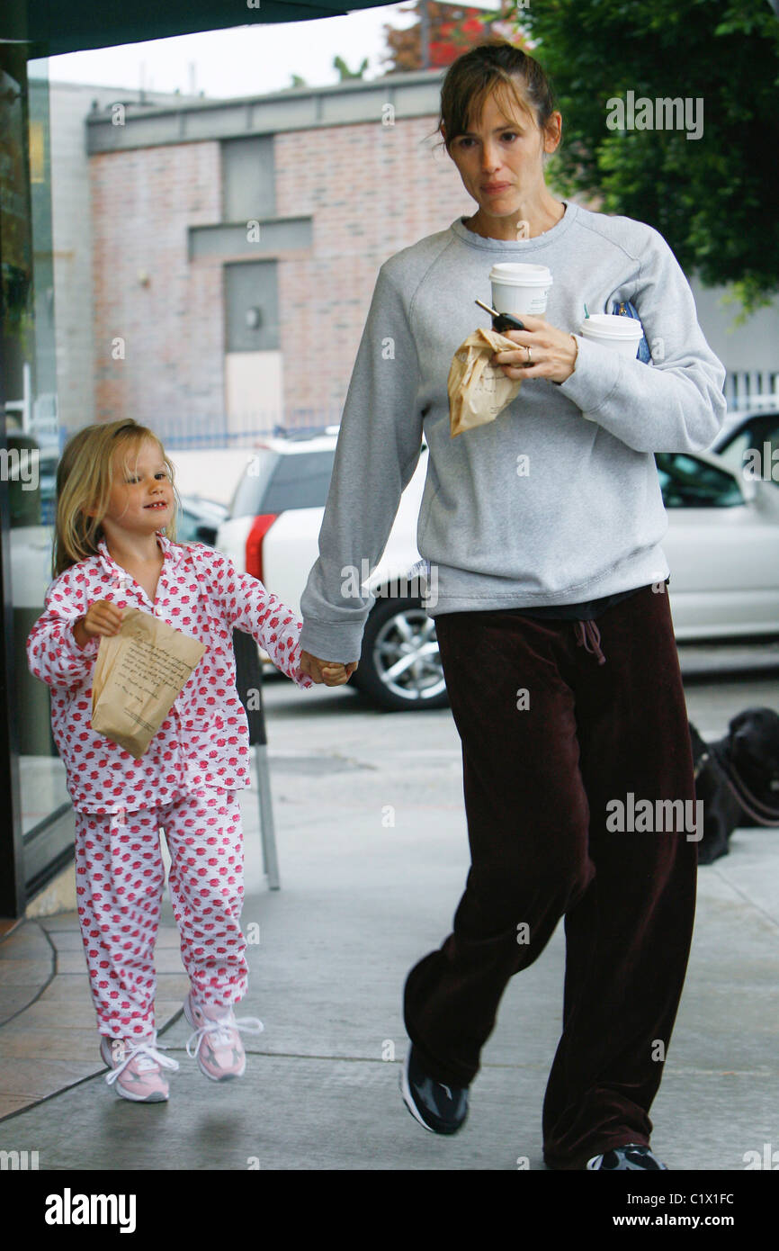 Jennifer Garner goes to Starbucks with her daughter Violet Los Angeles
