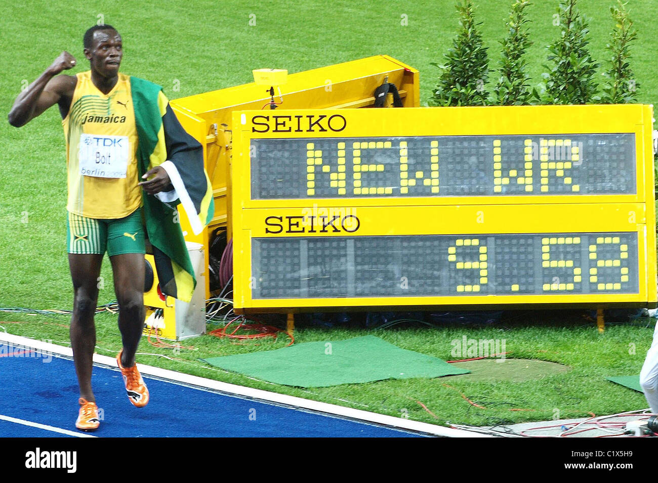  Usain  Bolt  breaks his own World Record  in the 100  metres  