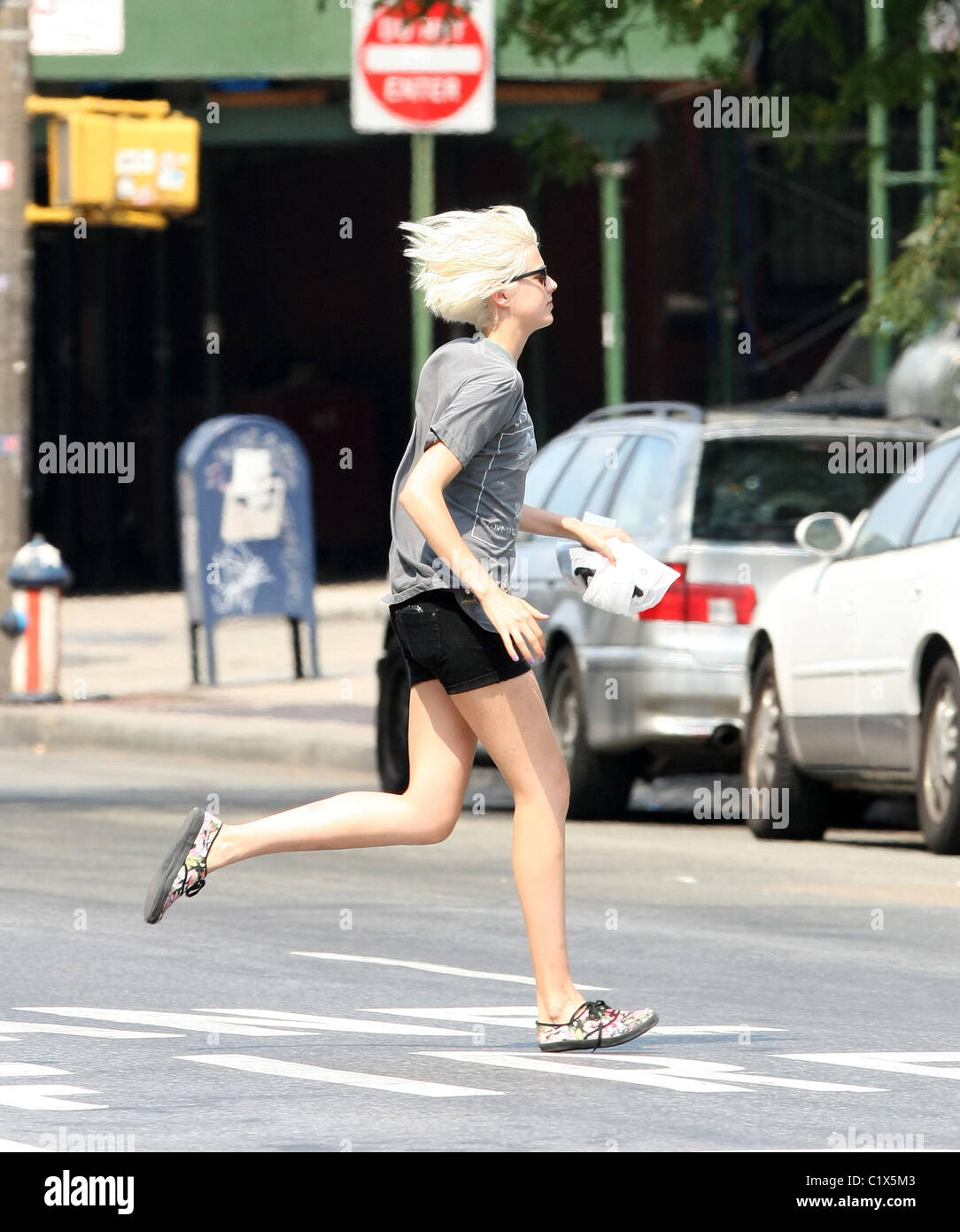 Agyness Dean running across the street in SoHo New York City, USA - 18.08.09 Stock Photo