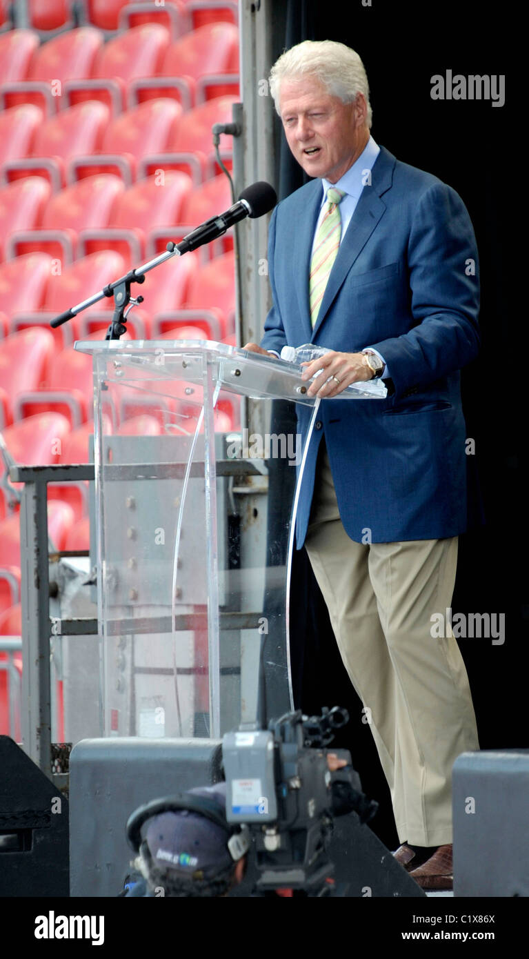 Former US President Bill Clinton speaks at the Canadian National ...