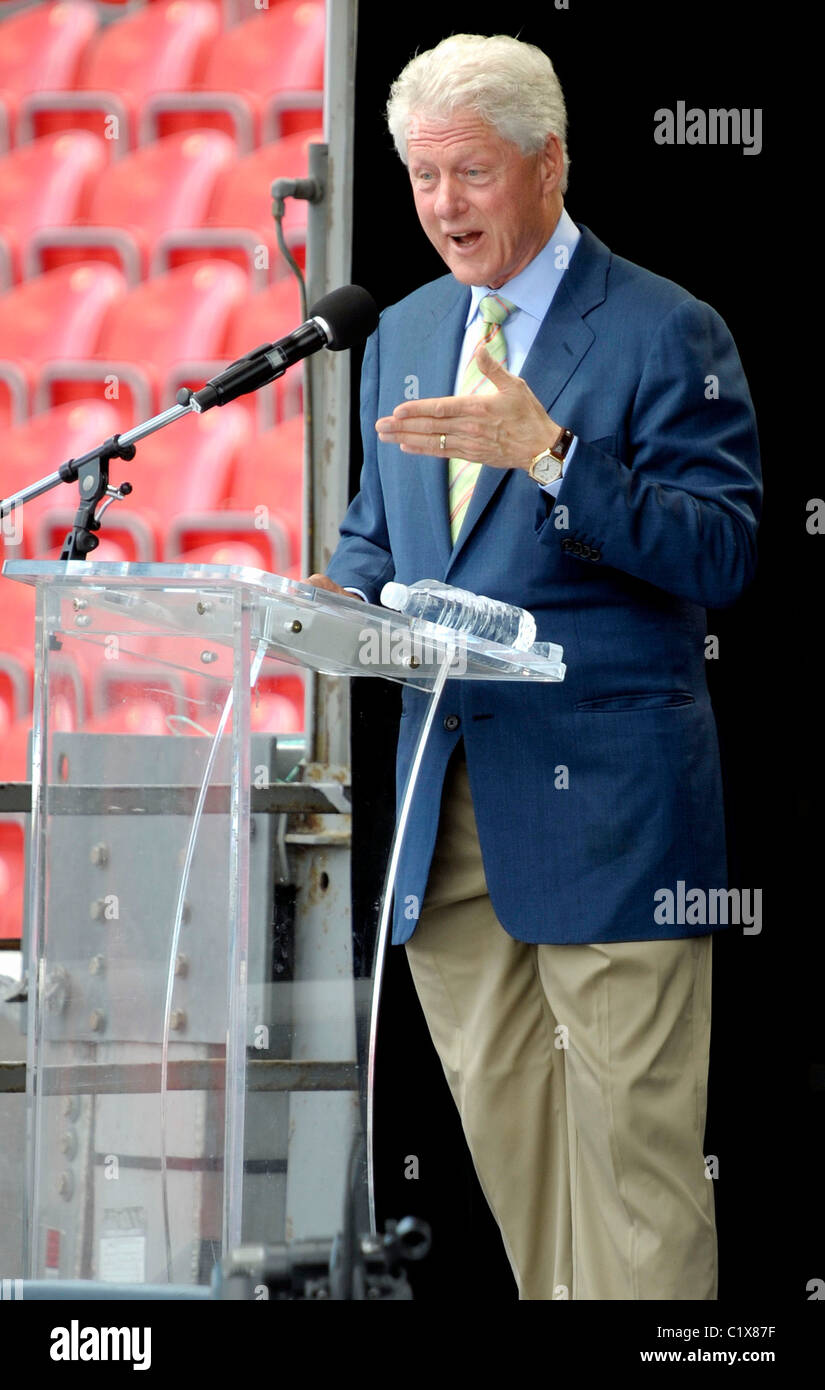 Former US President Bill Clinton speaks at the Canadian National ...