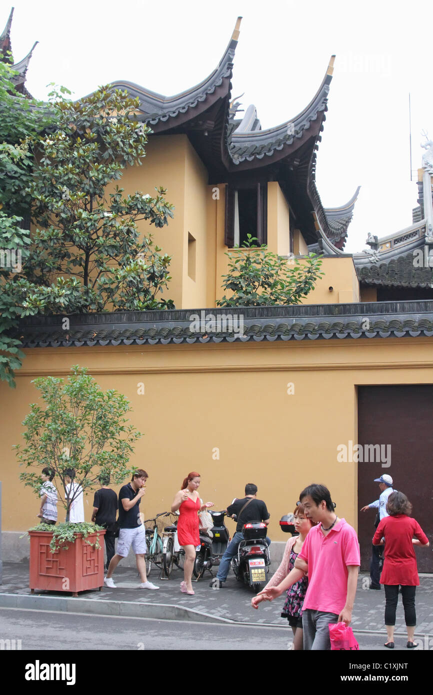 street-scene-yuyuan-garden-bazaar-old-town-shopping-area-of-shanghai