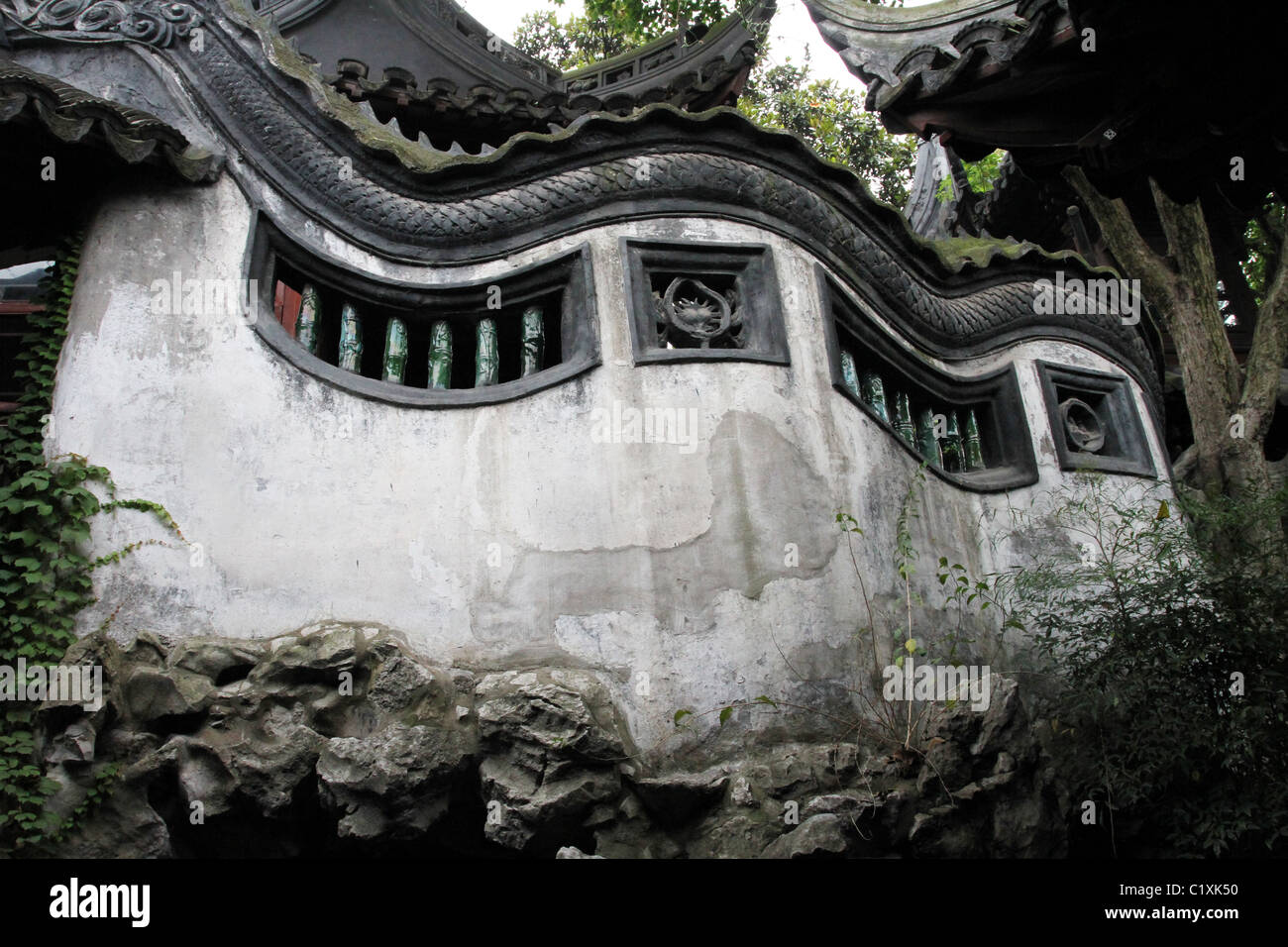 Curved wall. YuYuan Garden, Old Town area of Shanghai, China. Classical Chinese garden architecture as built in mid-1500. Stock Photo