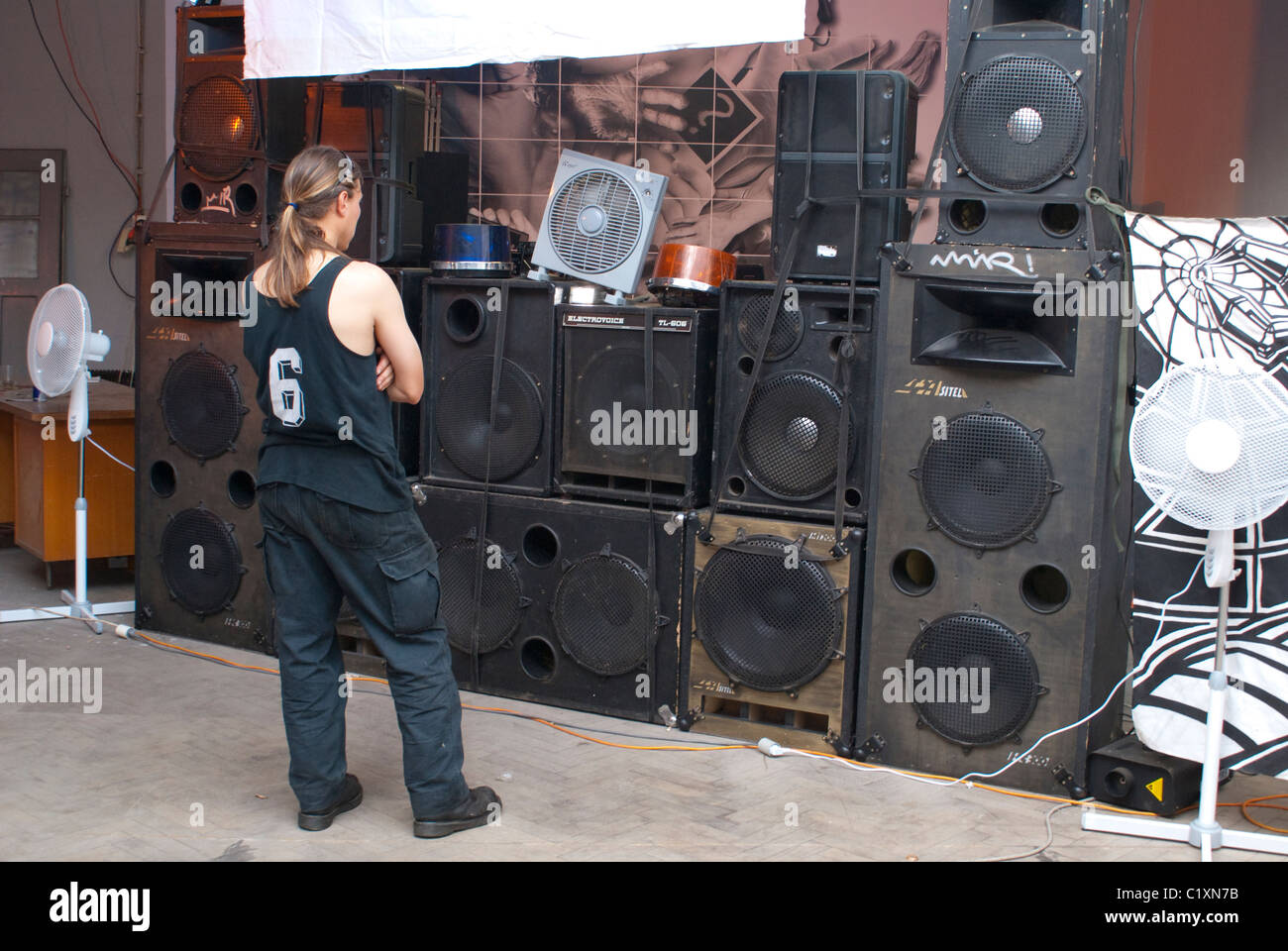 Huge speakers hi-res stock photography and images - Alamy