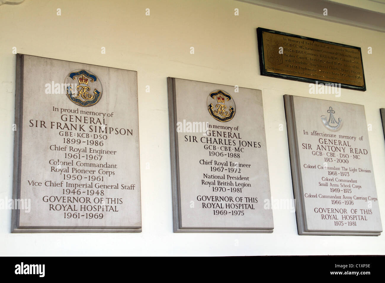 UK. PLAQUES OF LATE GOVERNORS OF THE ROYAL HOSPITAL, HOME OF CHELSEA PENSIONERS Stock Photo