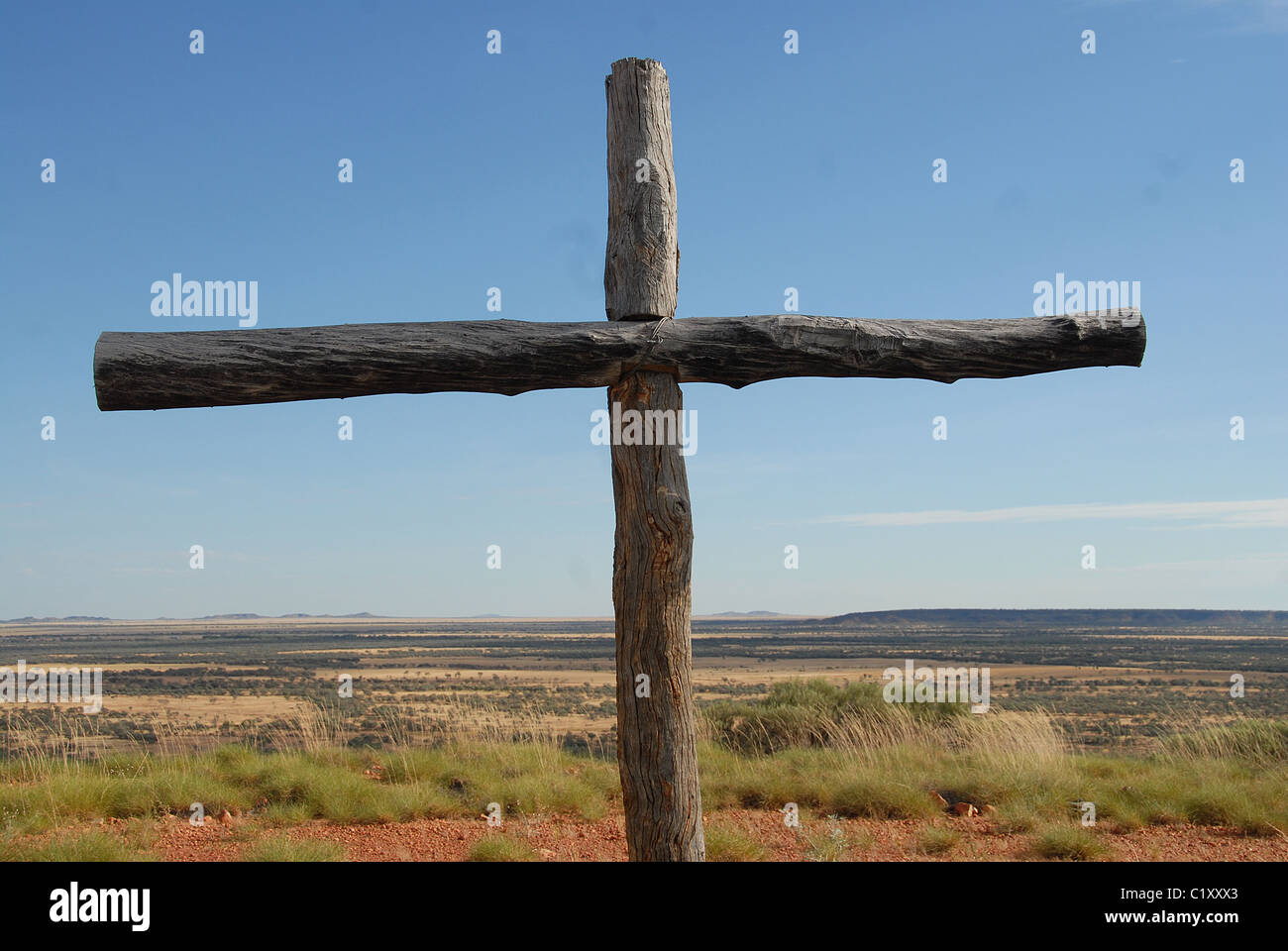 Cross overlooking Carisbooke Station in Outback Queensland, erected by the parents of station owner Charles Phillott Stock Photo