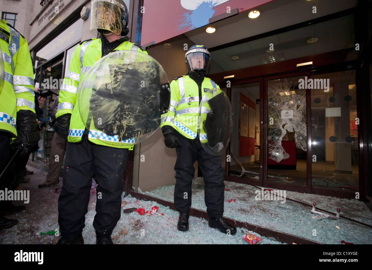 Anti-Cuts march 26/03/2011, London, UK Riot Police outside a ransacked branch of Santander on Piccadilly during violent protest. Stock Photo