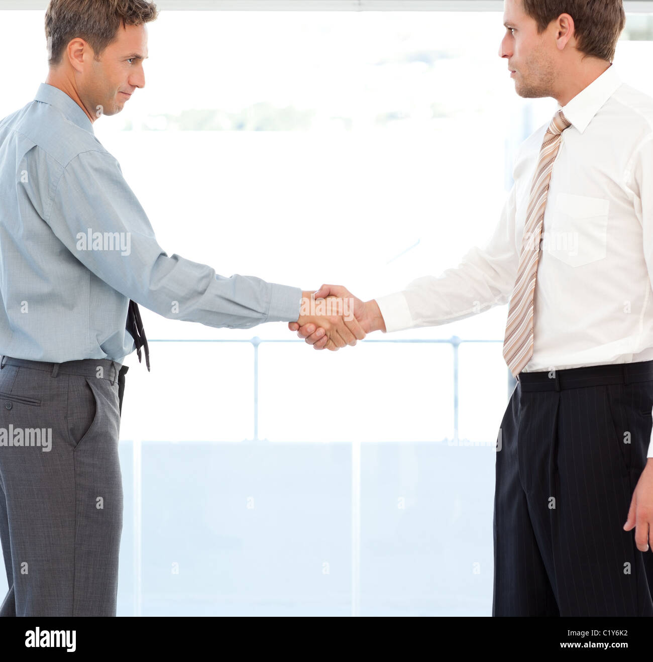 Разговор мужчины и женщины. Пара смеется. Хочу два партнера. Хочу два партнера. Хочу два партнера.