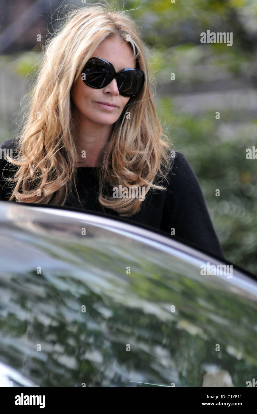 Elle Macpherson returns to her car after taking her child to school London,  England - 26.06.09 Stock Photo - Alamy