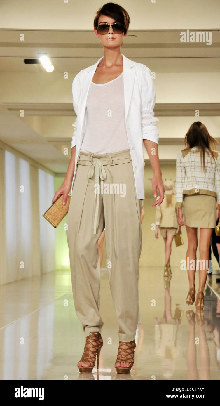 Model Mercedes-Benz IMG New York Fashion Week Spring/Summer 2010 - Elie ...