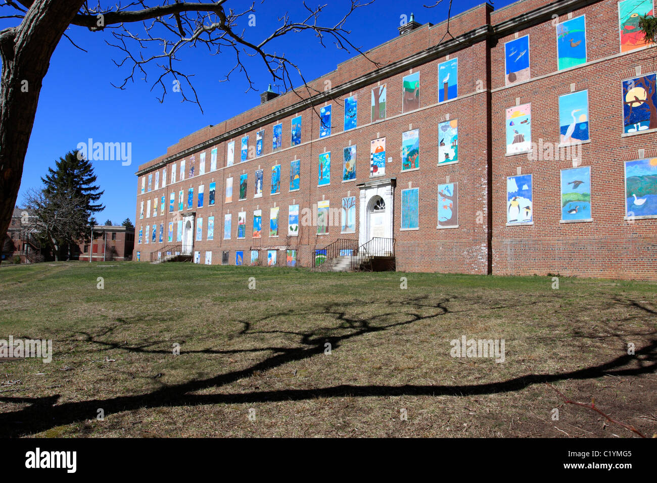 Student art on abandoned psychiatric hospital building, Kings Park, Long Island NY Stock Photo