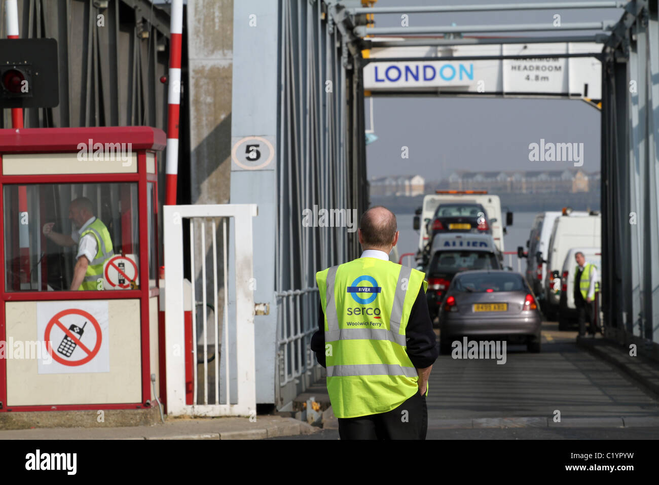 UK. NORTH WOOLWICH FERRY TRANSPORTING PASSENGERS ACROSS THAMES RIVER IN