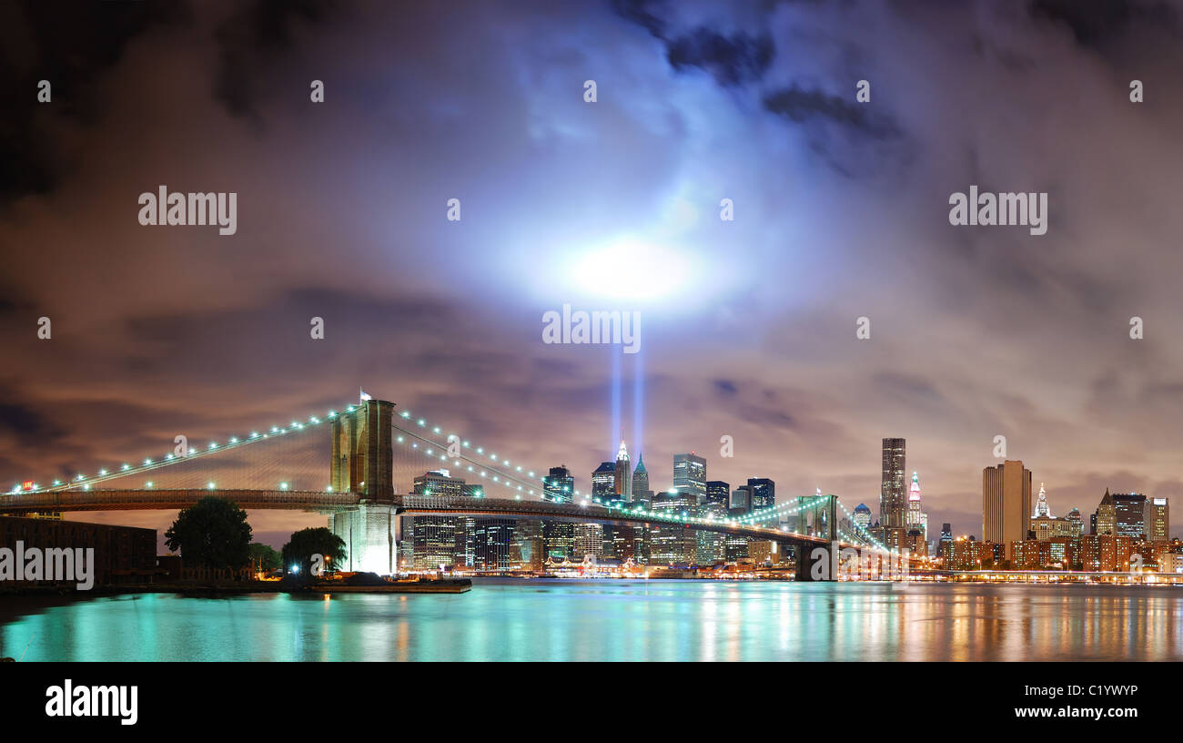 New York City Manhattan panorama view with Brooklyn Bridge at night ...