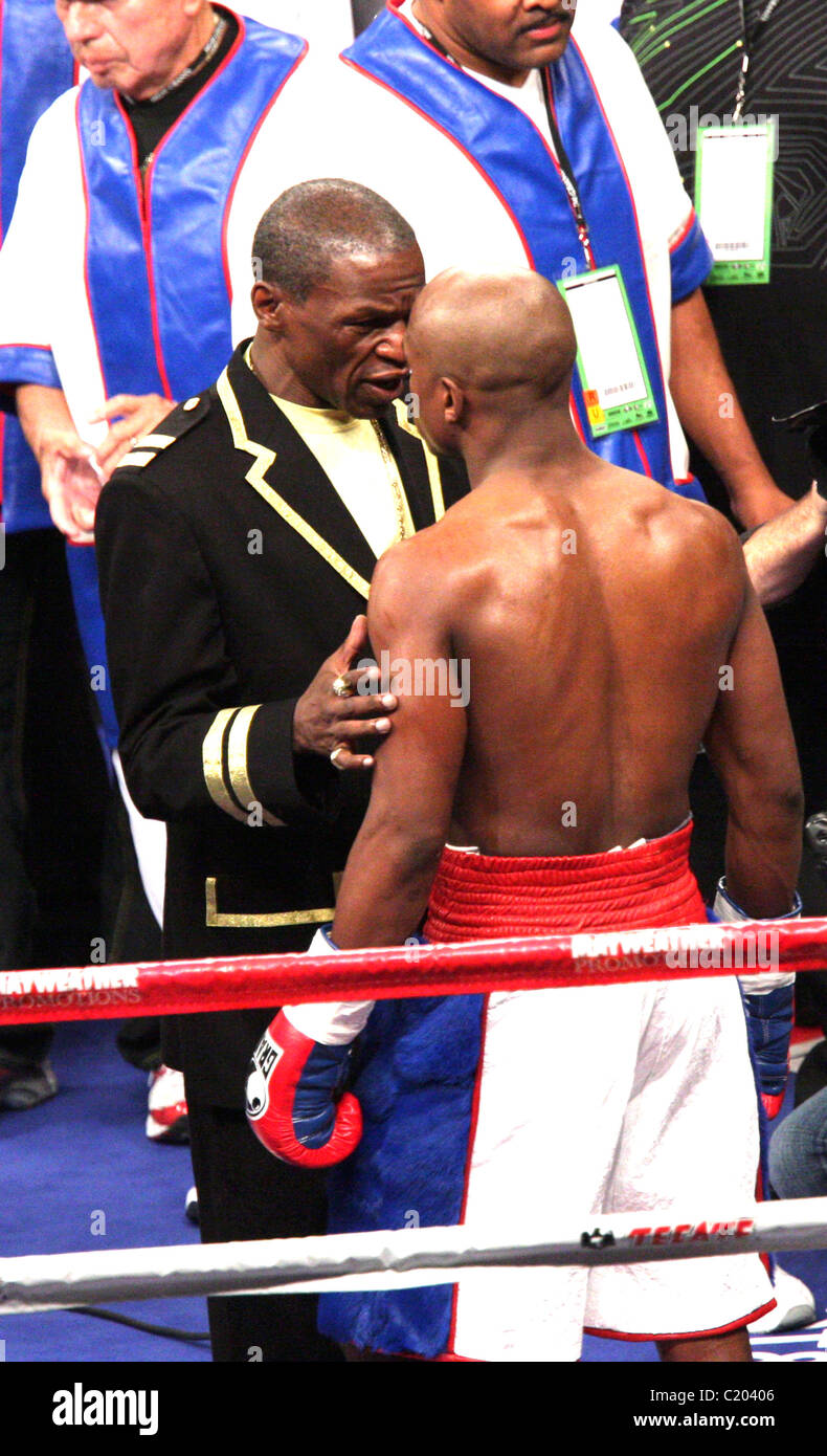 Floyd Mayweather listening to his father Floyd Mayweather Sr's advice  before the start of the fight against Juan Manuel Marquez Stock Photo -  Alamy