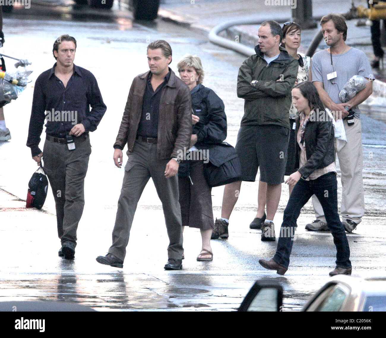 Leonardo Dicaprio and Ellen Page, right, between takes filming a scene for ' Inception' Los Angeles, California - 20.09.09 Stock Photo - Alamy, image size:1300x1137