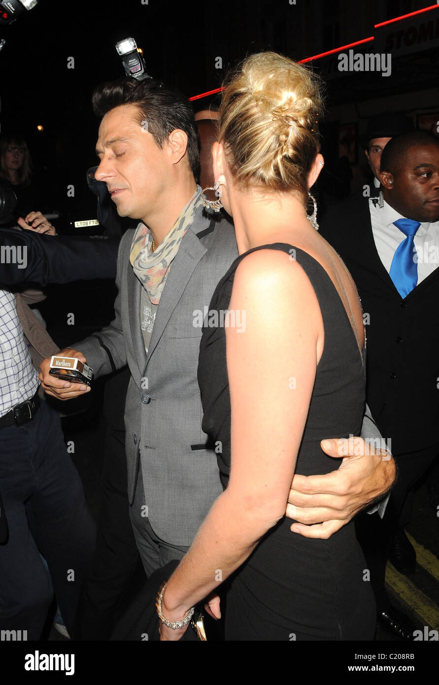 kate-moss-and-her-boyfriend-jamie-hince-leaving-the-topshop-london