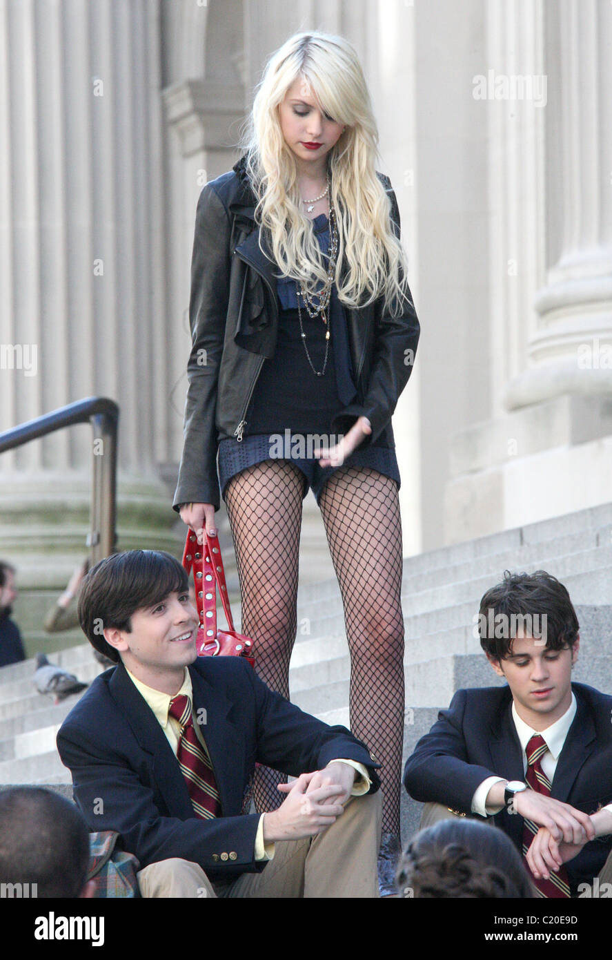 Taylor Momsen On The Set Of Gossip Girls Dressed In Fishnet Stockings And Leather Bikers Jacket New York City Usa Taylor Momsen On The Set Of Gossip Girls Dressed In Fishnet Stockings And Leather Bikers Jacket New York City Usa