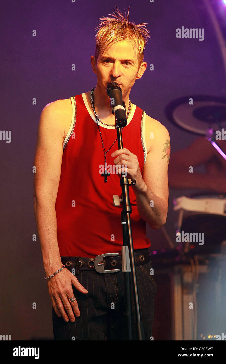 Limahl Kajagoogoo perform live at Hobbles On The Cobbles in Aylesbury's Market Square Buckinghamshire, England - 23.08.09 Stock Photo