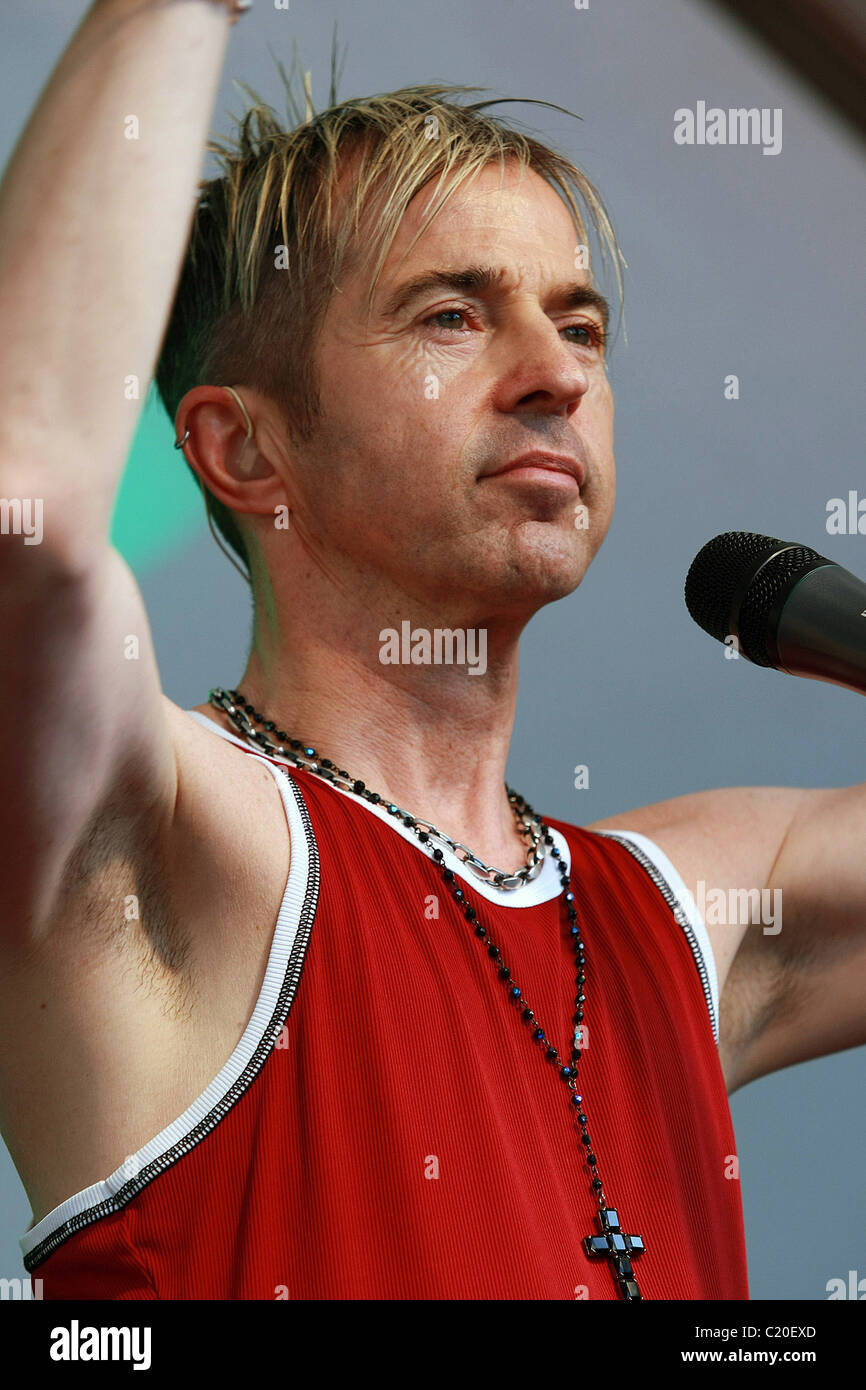 Limahl Kajagoogoo perform live at Hobbles On The Cobbles in Aylesbury's Market Square Buckinghamshire, England - 23.08.09 Stock Photo