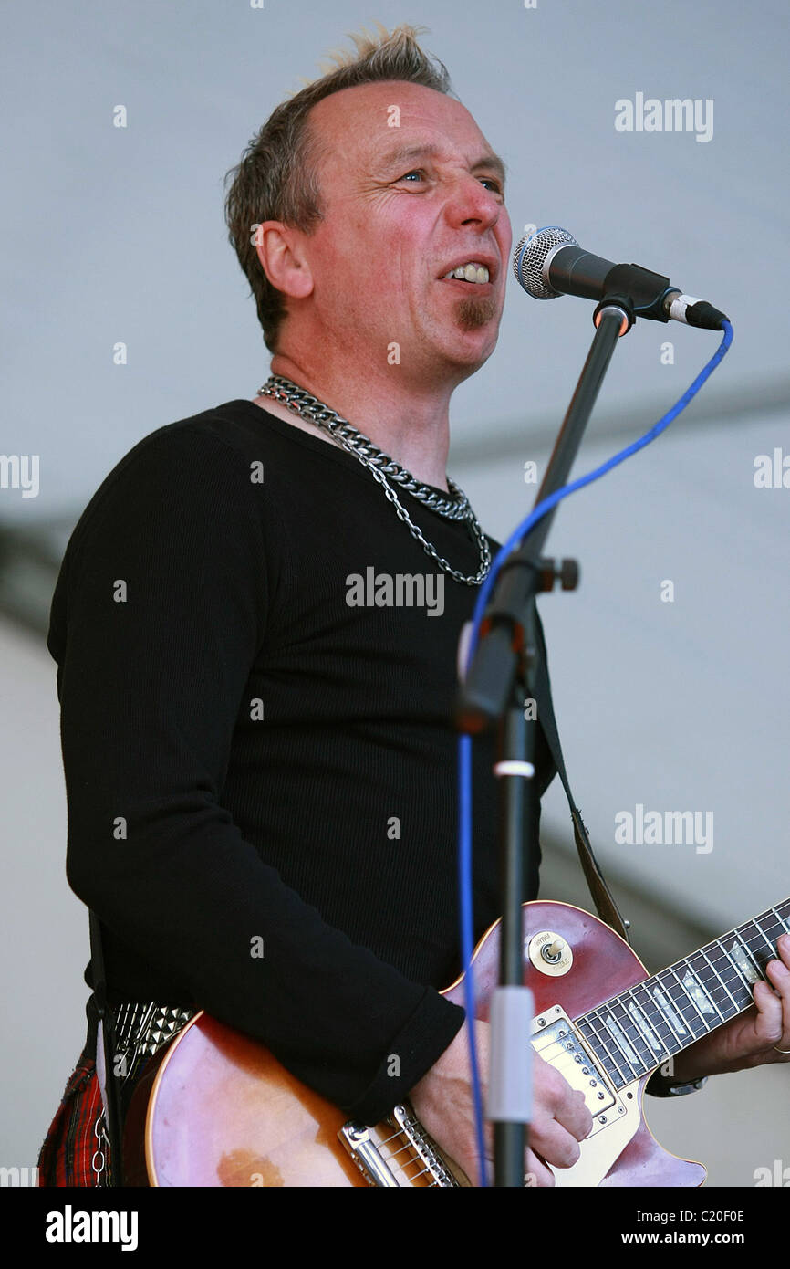 Steve Askew Kajagoogoo perform live at Hobbles On The Cobbles in Aylesbury's Market Square Buckinghamshire, England - 23.08.09 Stock Photo