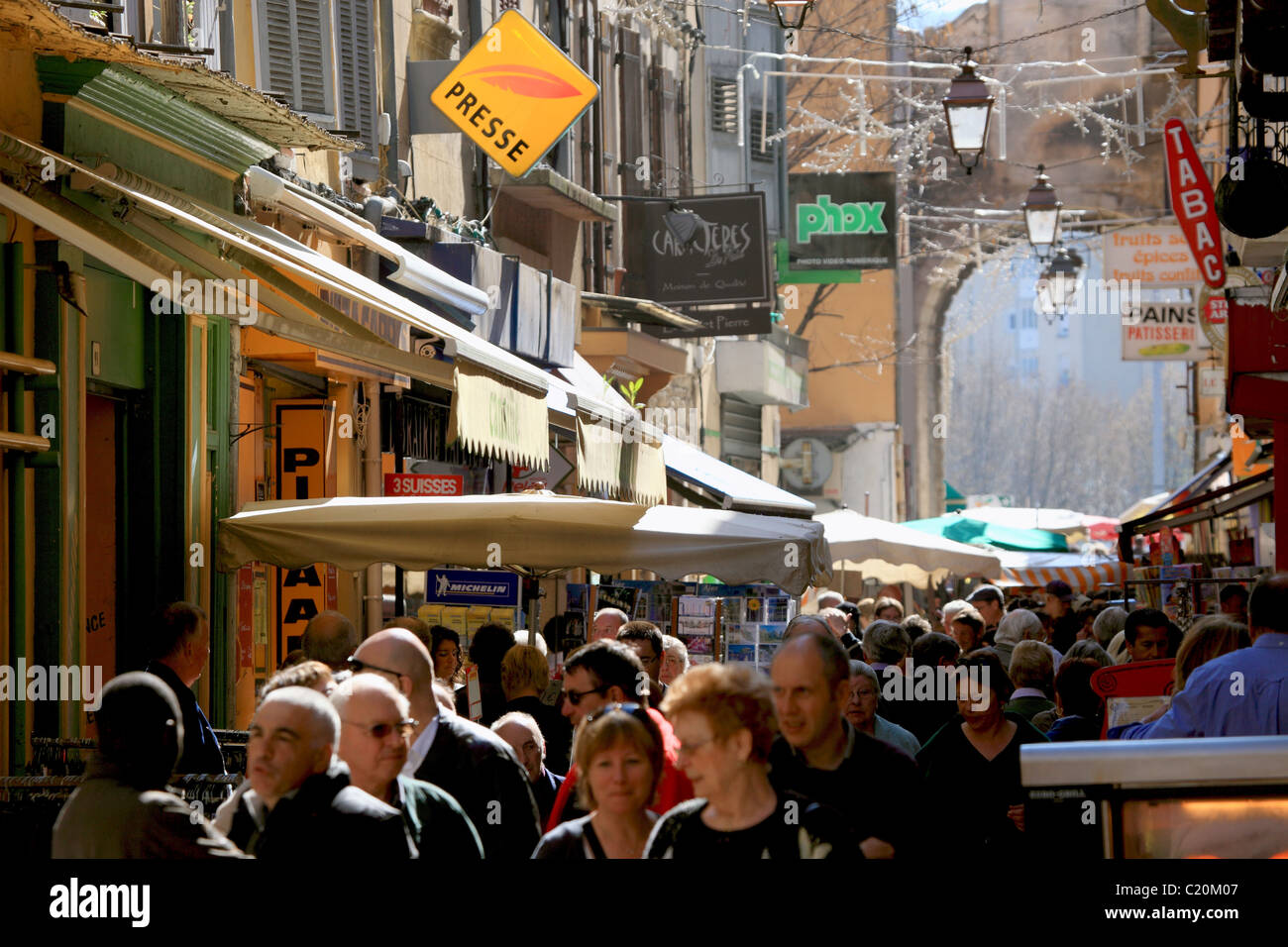 Lively street scene during the huge weekly open air market of Apt Stock Photo