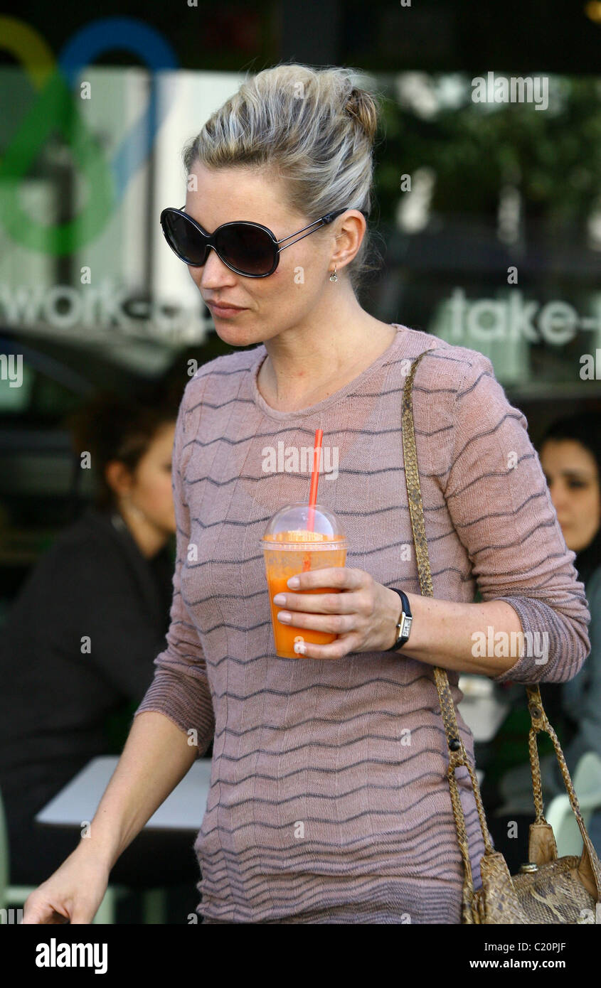 Kate Moss picks up an orange drink on her way to a business meeting in  Central London London, England - 24.09.09 Stock Photo - Alamy
