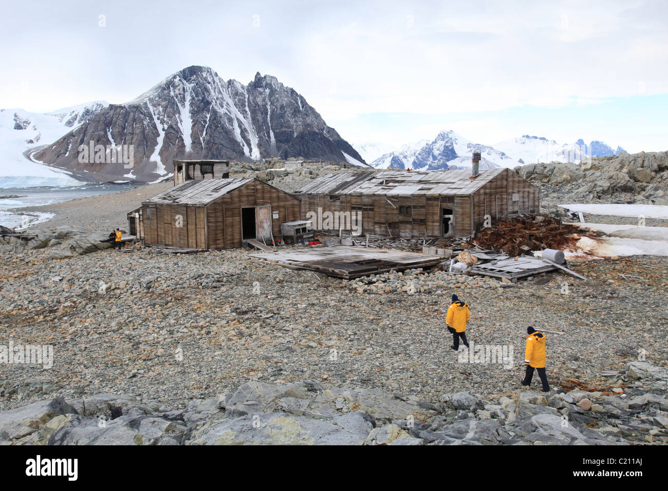 База каввс ист сейл. A s t base. Стонингтон (остров). Дискотека на крыше дубай. Клуб base.