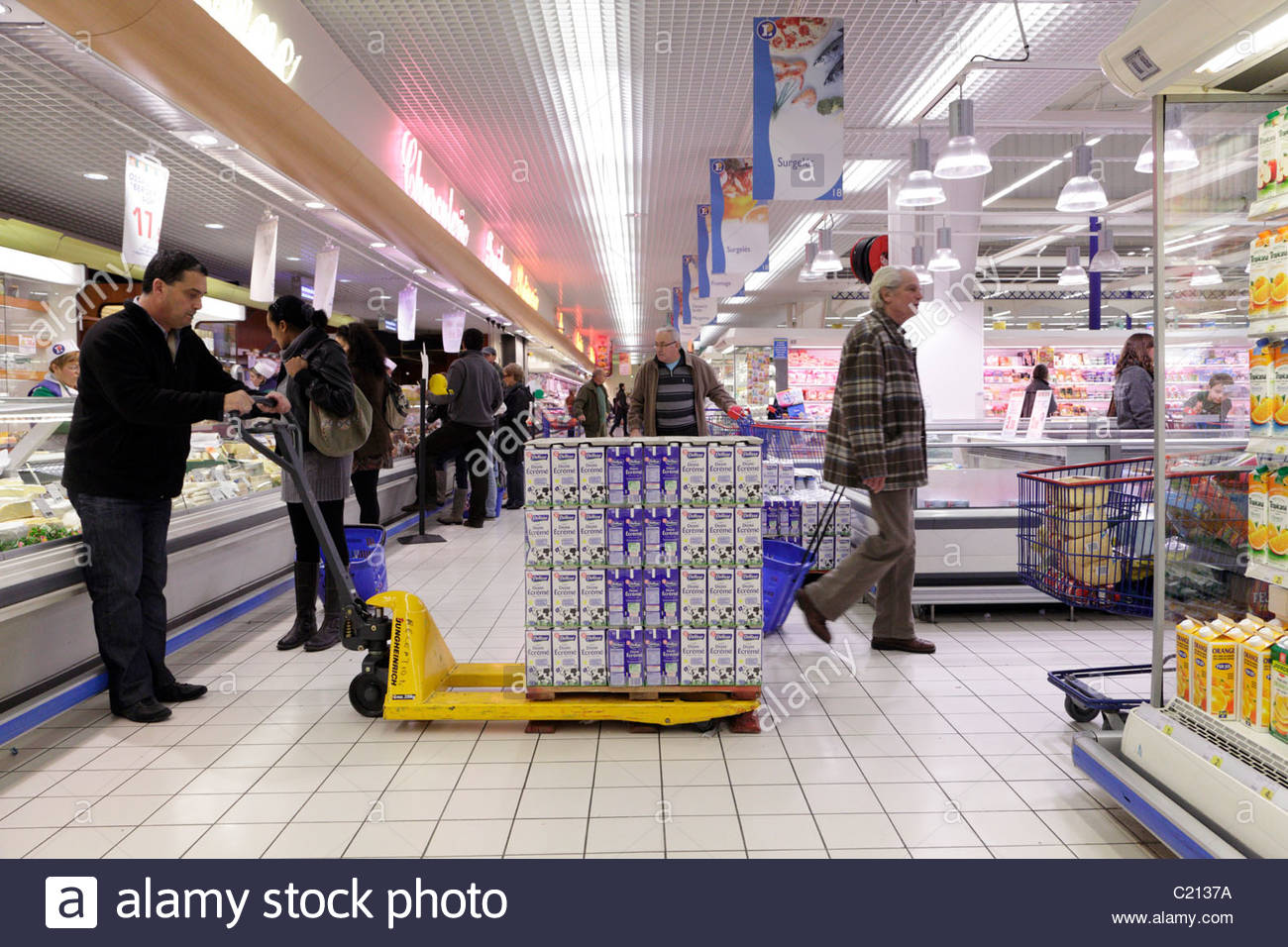 Stacking Shelves Supermarket Stock Photos & Stacking Shelves