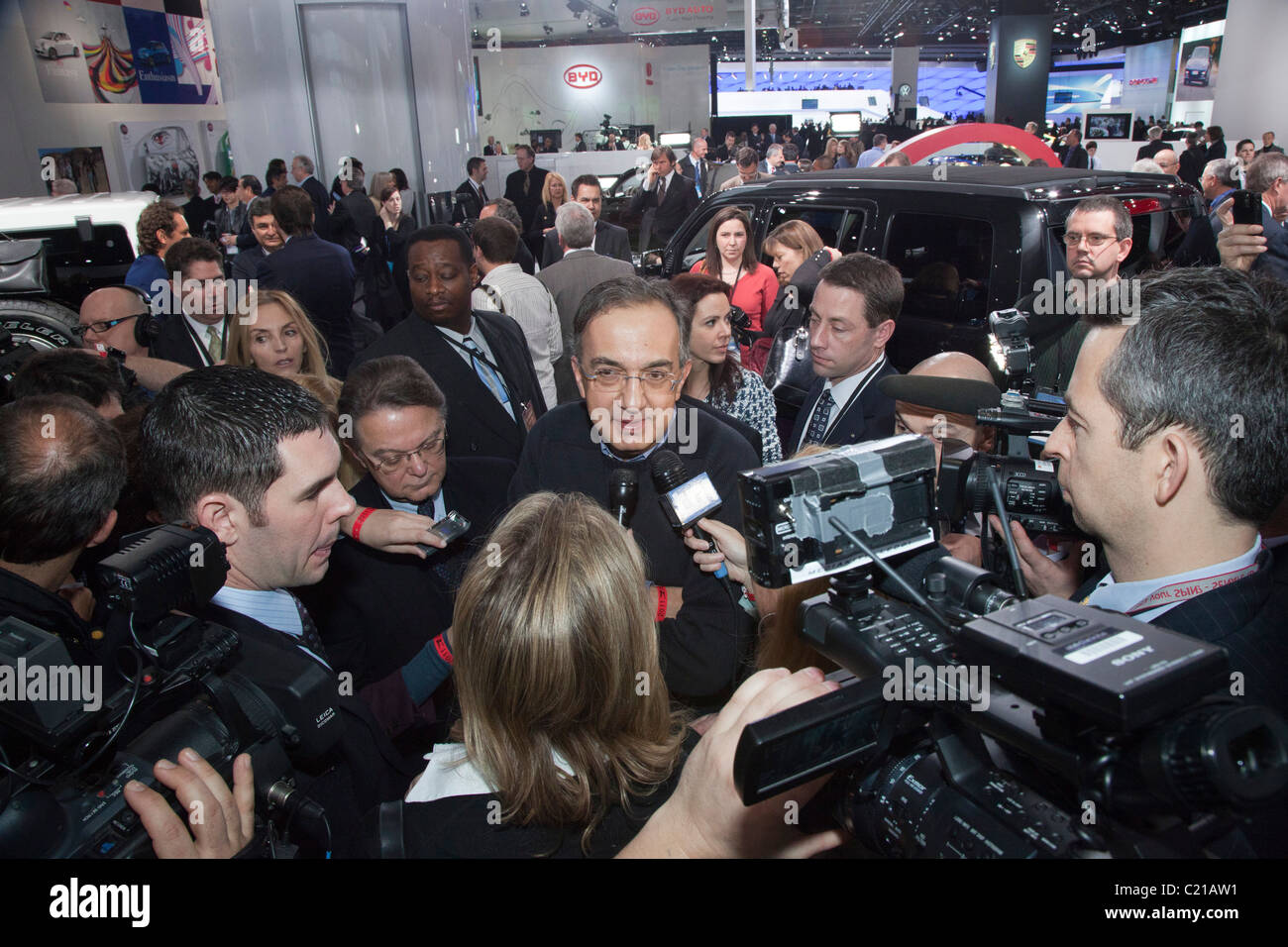 Sergio Marchionne, CEO of Fiat and Chrysler, talks to reporters Stock Photo