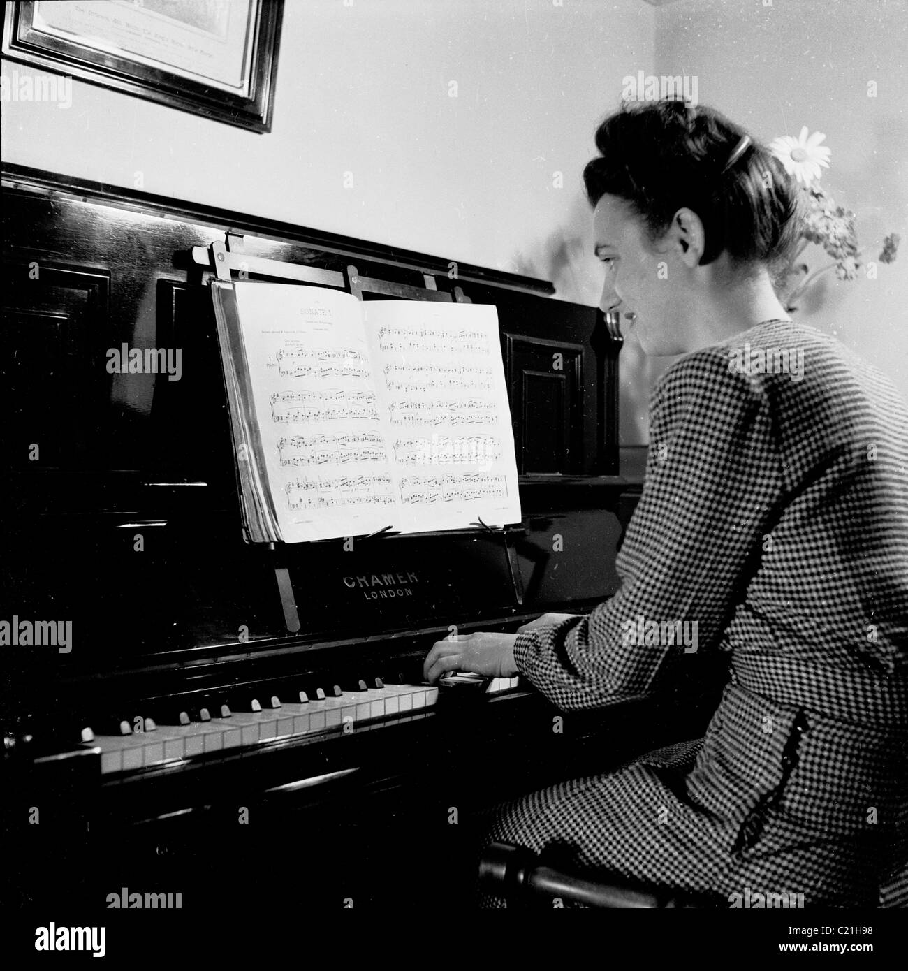1950s, England.  Lady playing the piano at home in this historical photograph by J Allan Cash. Stock Photo