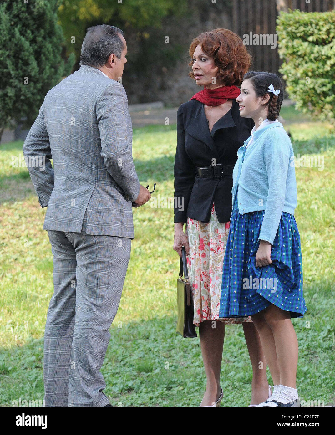 Sophia Loren, playing her mother Romilda Villani filming a scene in which  she meets Riccardo Scicolone, Lorens real-life Stock Photo - Alamy