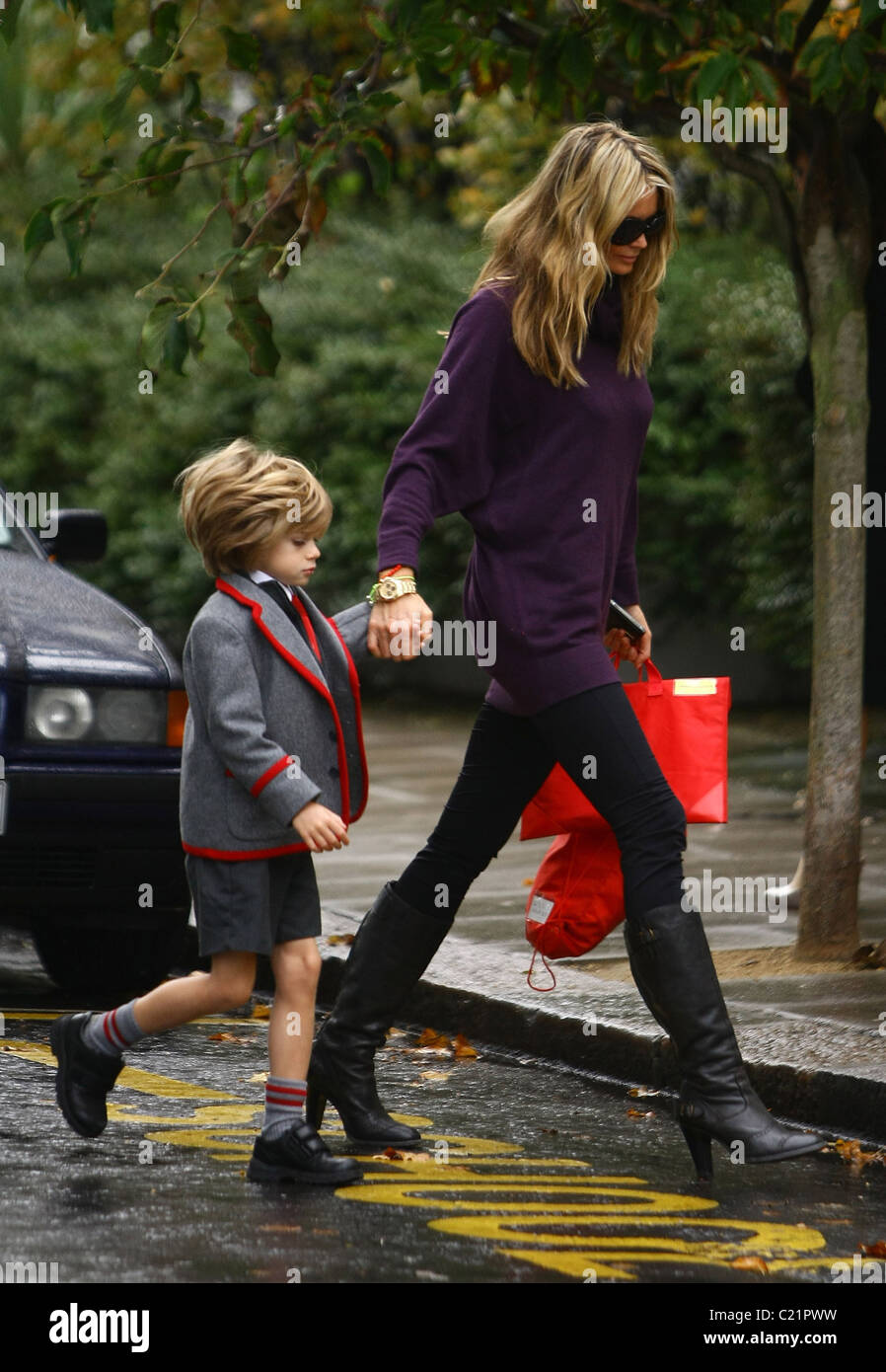 Elle Macpherson taking her son Aurelius Cy Andrea Busson to school London,  England - 06.10.09 Stock Photo - Alamy